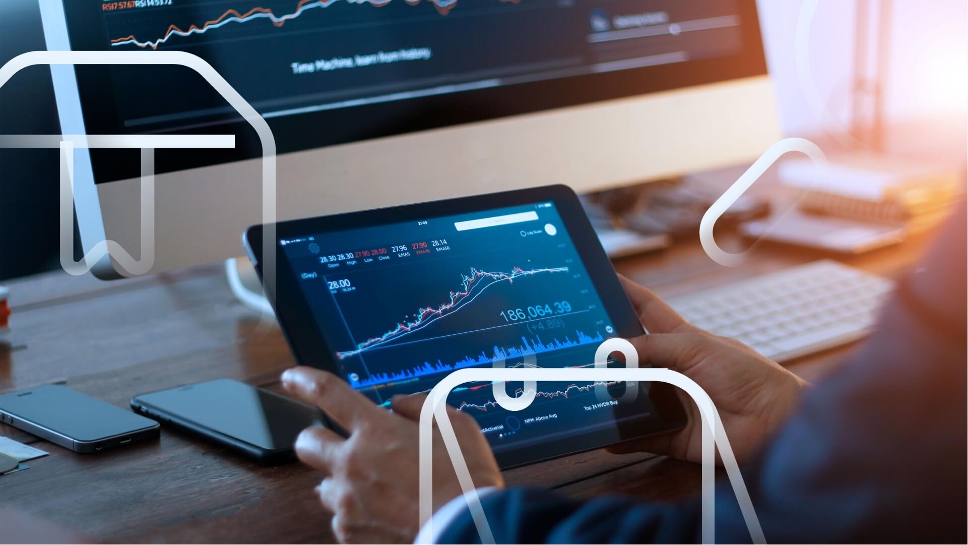 Estratégias de pós-venda envolvem análise dedicada a dados, que está sendo representado na imagem por uma pessoa analisando um tablet com indicadores.