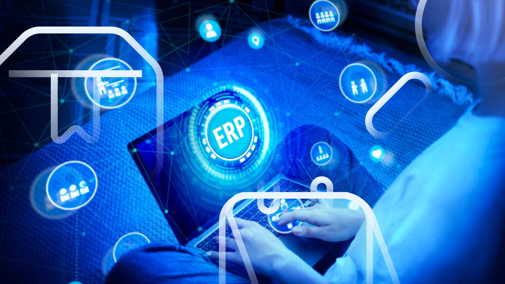 Profissional utilizando notebook com dashboards e indicadores digitais, representando a integra&ccedil;&atilde;o de ERP marketplace na gest&atilde;o de dados e vendas