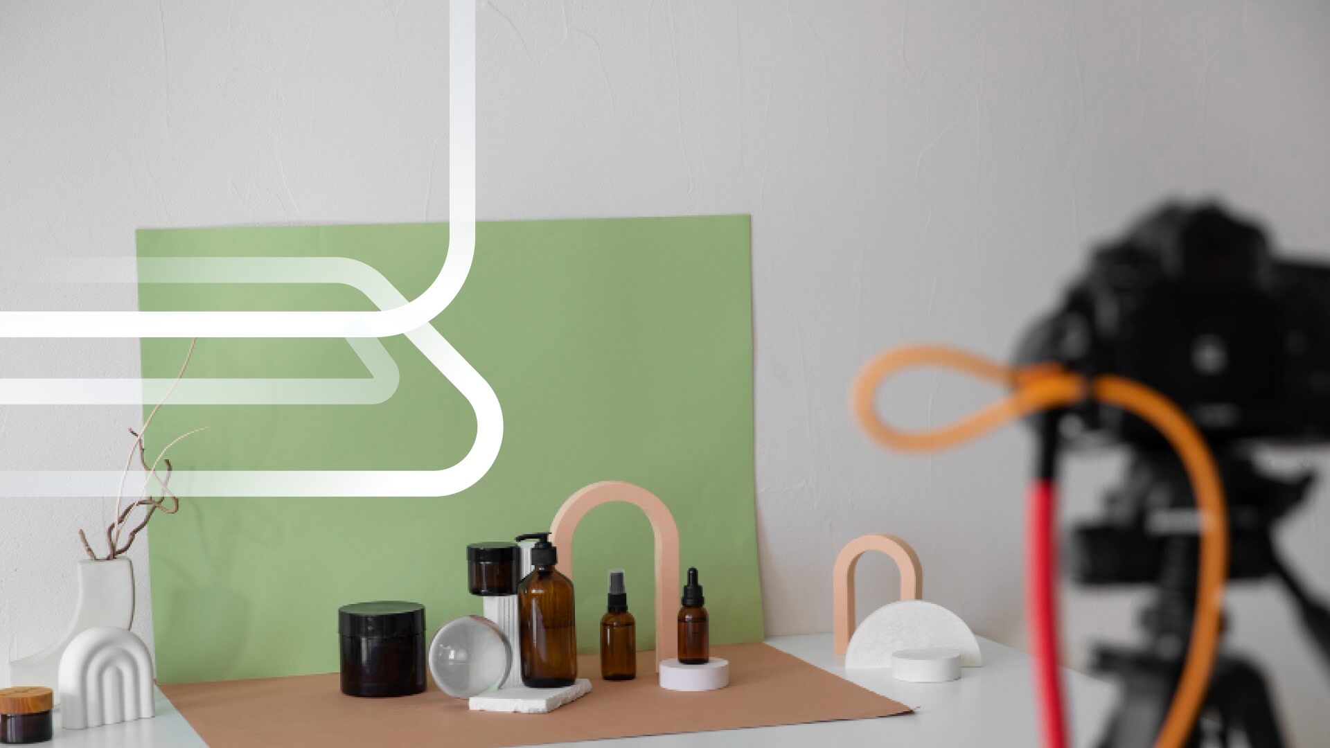 Cenário de estúdio com cosméticos e câmera posicionada, ilustrando a fotografia de produto para catálogos de marketplace e lojas online.