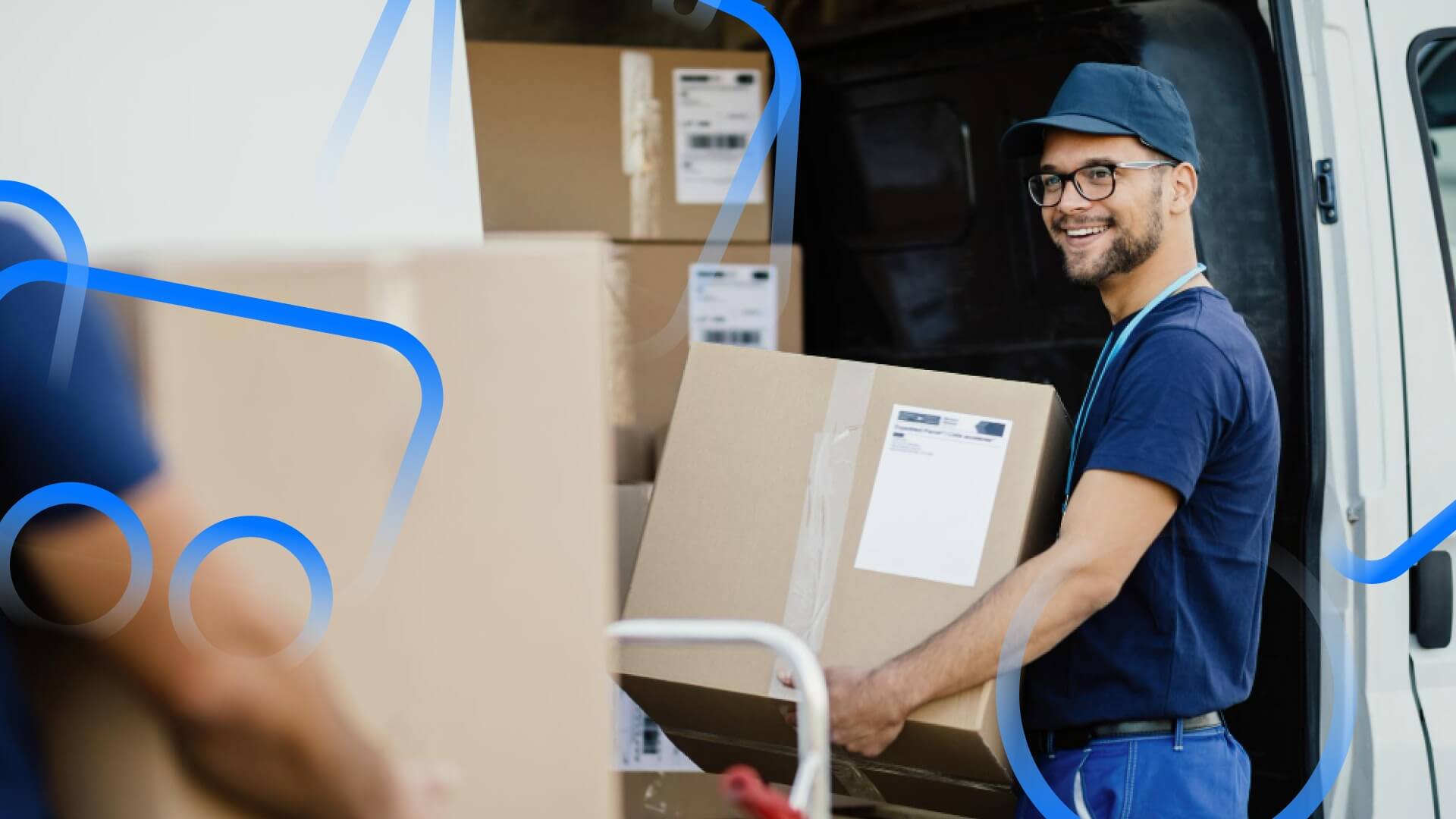 Homem sorrindo e segurando uma caixa de pedido de frete no marketplace.