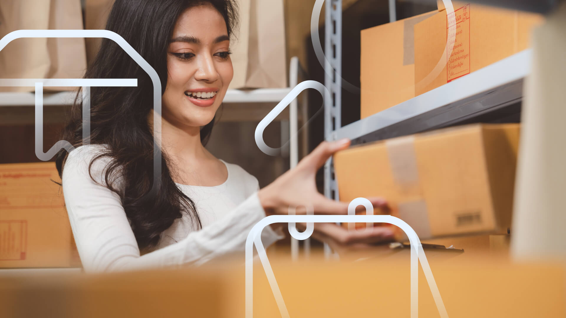 Vendedora organizando caixas em estoque, representando prepara&ccedil;&atilde;o de pedidos para vender na Shopee com efici&ecirc;ncia log&iacute;stica