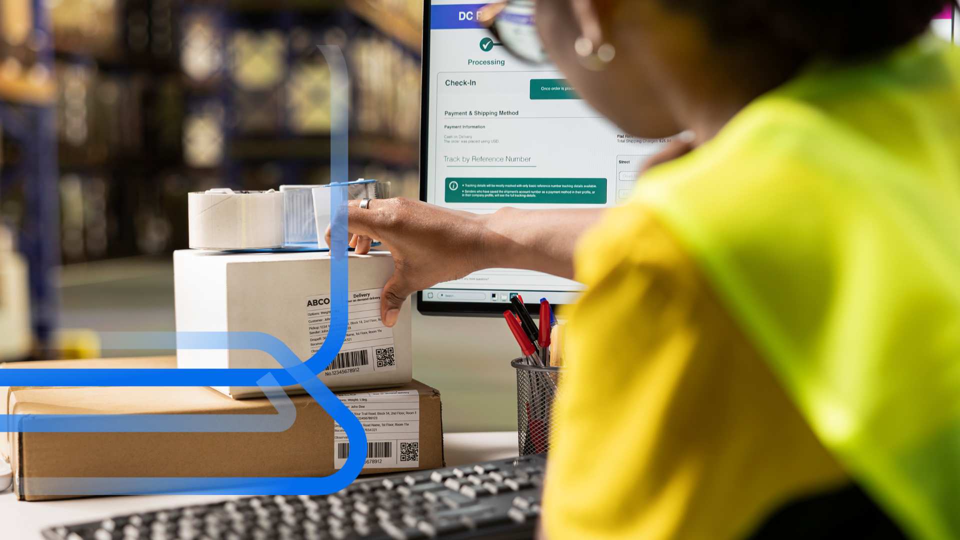 Profissional organizando pacotes e etiquetas em centro log&iacute;stico com sistema ao fundo, representando processos de gest&atilde;o de marketplace e envio de pedidos.