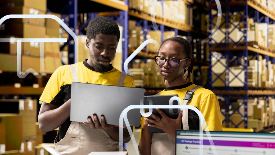 &ldquo;Trabalhadores analisando dados em tablet e notebook dentro de armaz&eacute;m, representando gest&atilde;o de marketplace na ind&uacute;stria