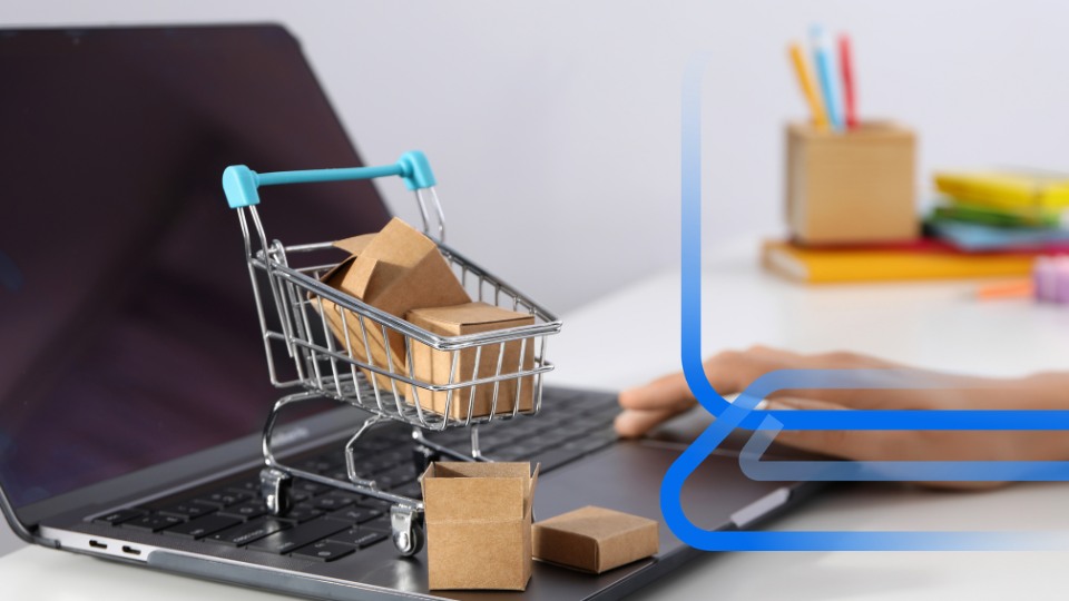 Carrinho de compras e notebook representando solu&ccedil;&otilde;es de empresas full commerce para opera&ccedil;&otilde;es digitais.