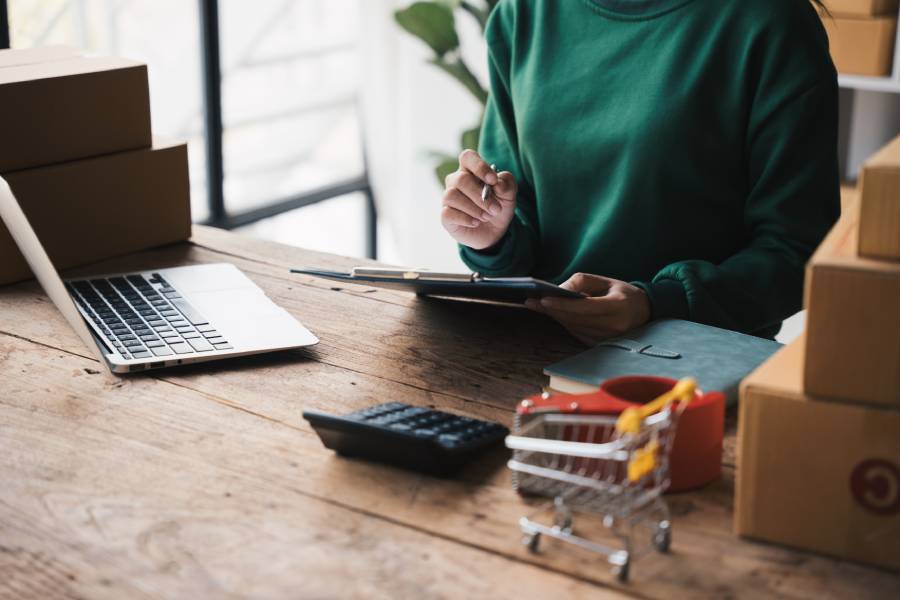 Profissional realizando gestão operacional em empresa full commerce para vendas e logística no e-commerce.