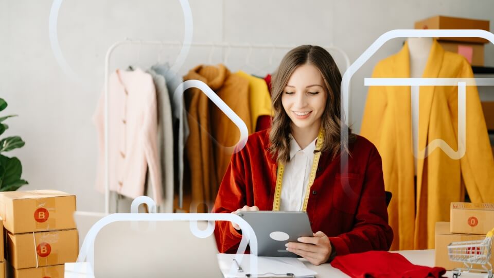 Empreendedora utilizando estrat&eacute;gia para vender no Mercado Livre com gest&atilde;o de produtos e opera&ccedil;&atilde;o online.