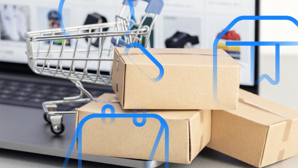Miniatura de carrinho de compras sobre laptop com caixas de papel&atilde;o representando gest&atilde;o de cat&aacute;logo em marketplace.