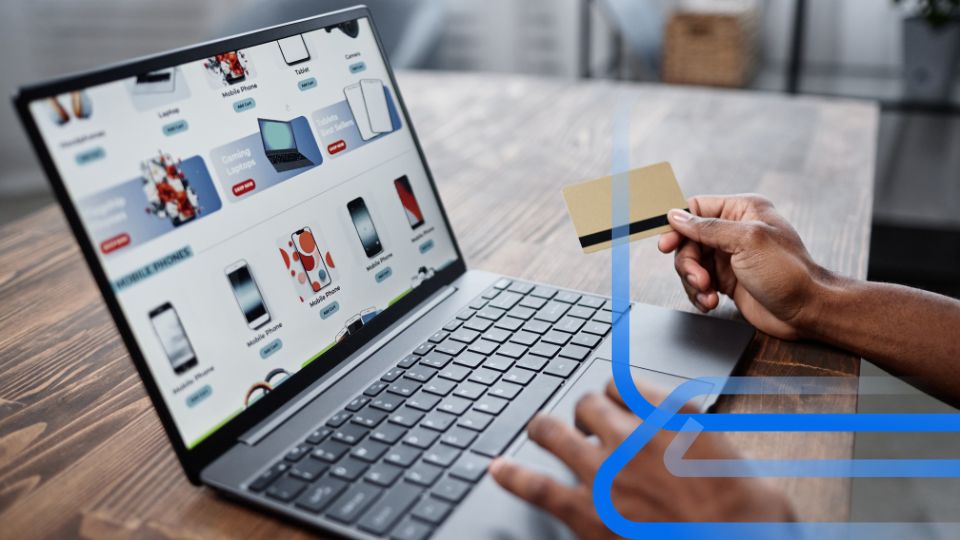 Pessoa comprando eletr&ocirc;nicos online com um notebook e cart&atilde;o de cr&eacute;dito.